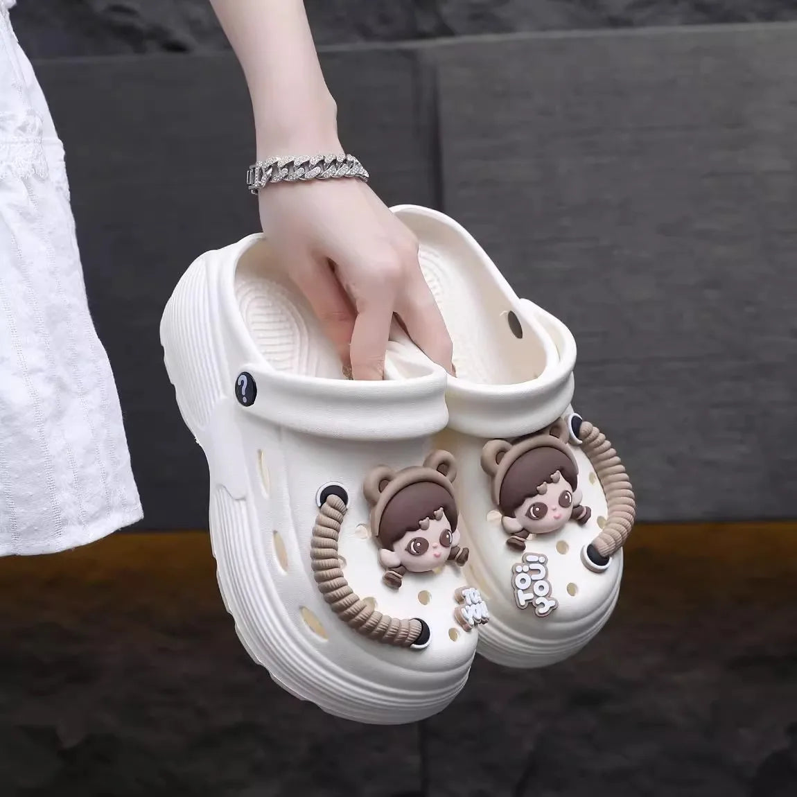 New summer cute little person hole shoes women's shoes breathable thick sole comfortable slippers beach shoes sandal Platform