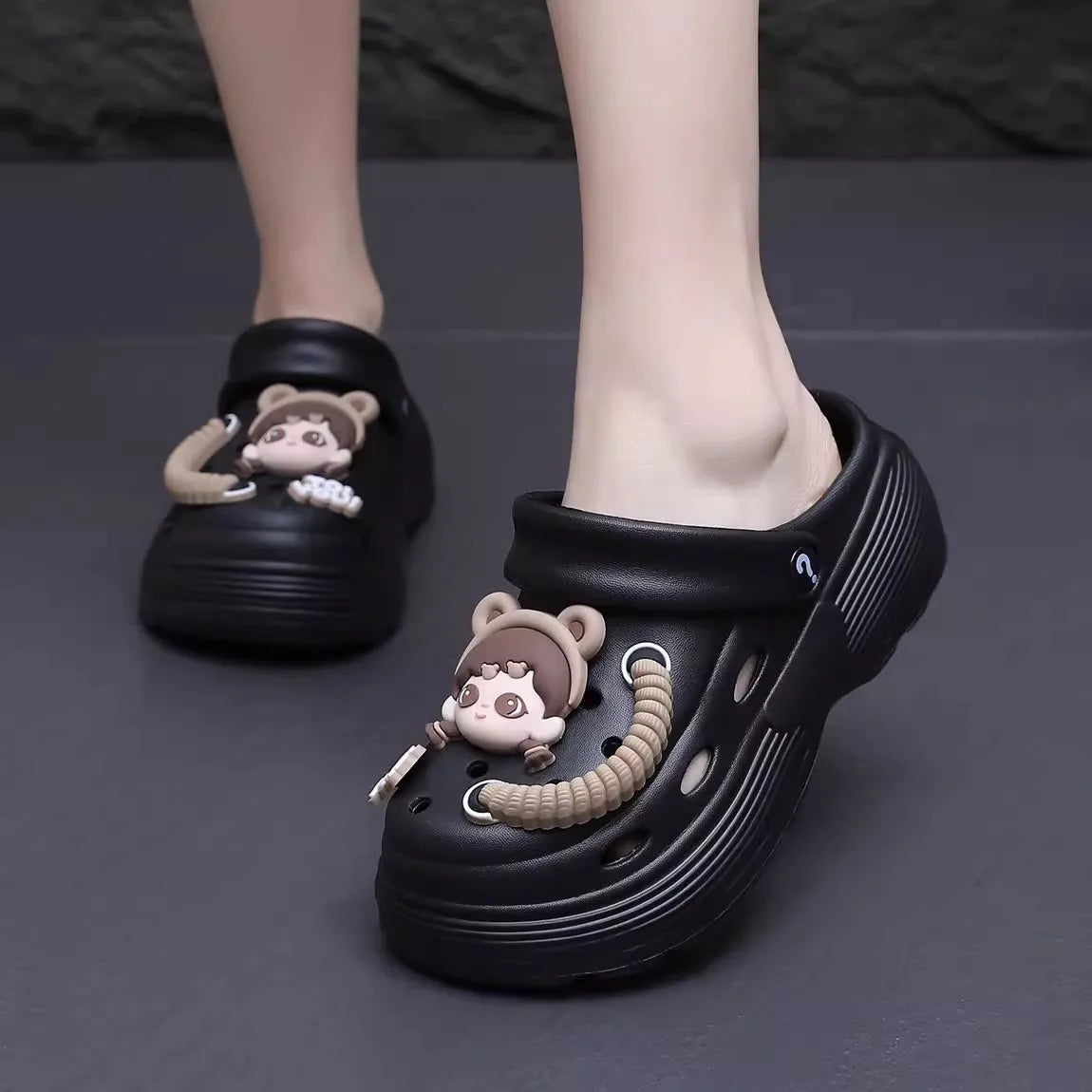 New summer cute little person hole shoes women's shoes breathable thick sole comfortable slippers beach shoes sandal Platform