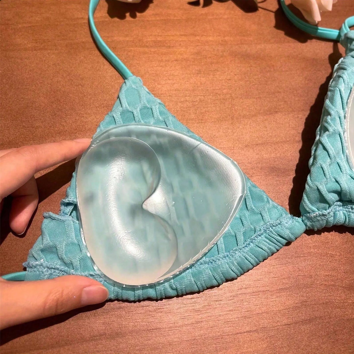 1 Pair of Invisible Bikini Self-Adhesive Thickeneded Inserts Waterproof Bra Cute Strapless Triangle Silicone Breast Pads Breast Lift Push-Up Silicone Bra Inserts