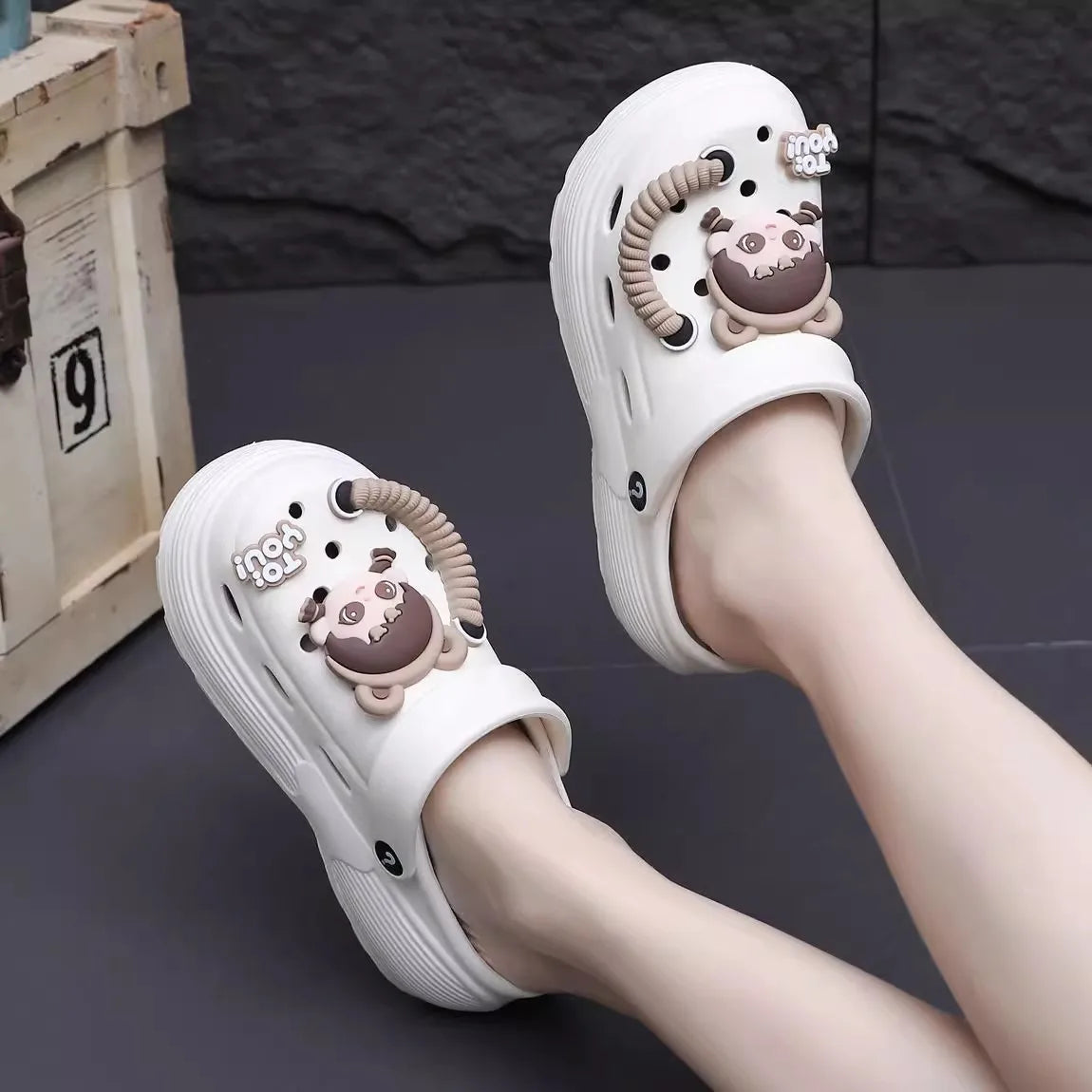 New summer cute little person hole shoes women's shoes breathable thick sole comfortable slippers beach shoes sandal Platform