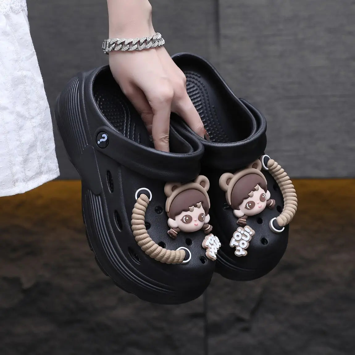 New summer cute little person hole shoes women's shoes breathable thick sole comfortable slippers beach shoes sandal Platform